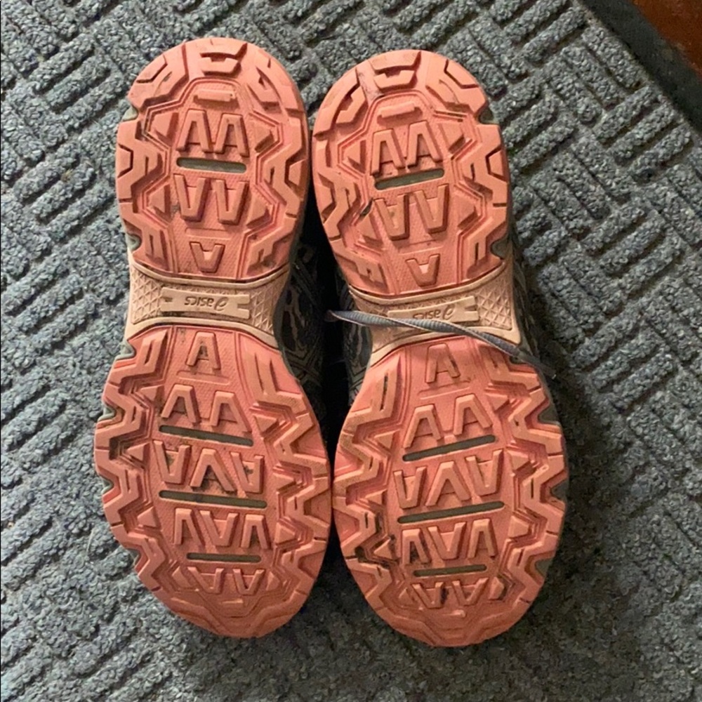 CLOSET CLEAROUT ‼️ASIC shoes - Picture 4 of 4